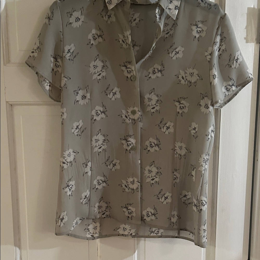 128)  size med Chaus Gray Floral Button Down Shirt